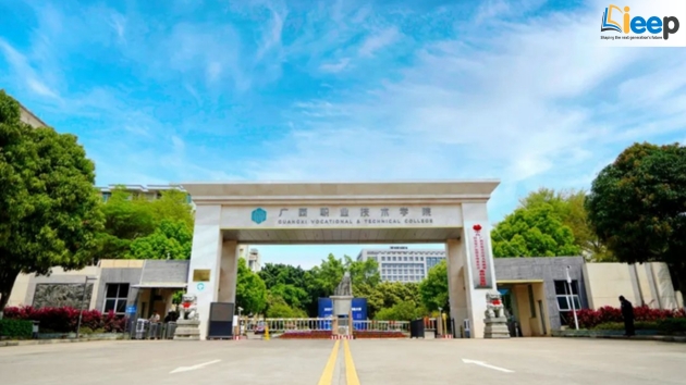 cổng phía nam của trường.jpg